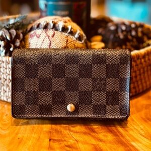 Louis Vuitton
Damier Ebene Porte-Monnaie Billets Trésor Wallet